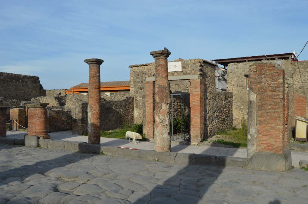 Via del Foro, east side, Pompeii. March 2019. Pilaster/column at south end of portico, on right, outside VII.4.12.
Foto Taylor Lauritsen, ERC Grant 681269 D�COR

