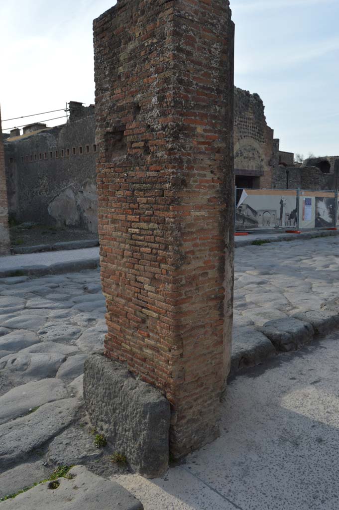 Via del Foro, east side, Pompeii. March 2019. 
Detail of pilaster/column at south end of portico, looking north-west. 
Foto Taylor Lauritsen, ERC Grant 681269 D�COR.
