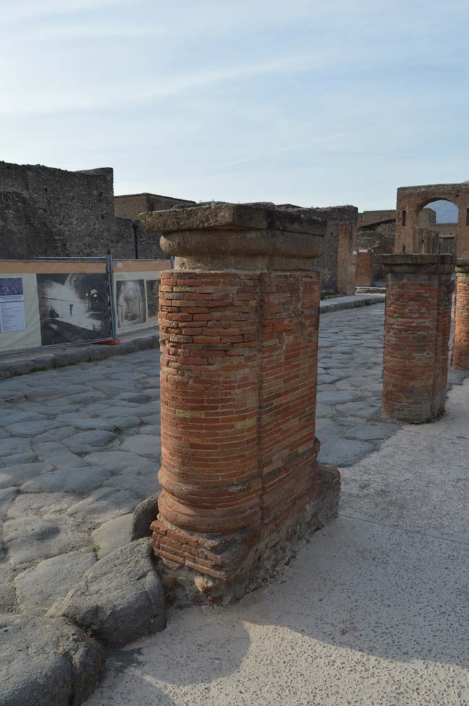 Via del Foro, east side, Pompeii. March 2019. 
Base of fourth and fifth column/pilaster from south end, looking north-west.
Foto Taylor Lauritsen, ERC Grant 681269 D�COR.
