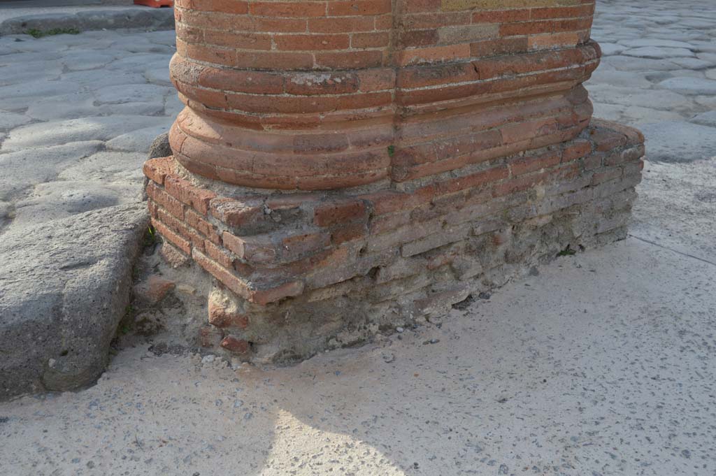Via del Foro, east side, Pompeii. March 2019. Detail of base of fourth column/pilaster from south end.
Foto Taylor Lauritsen, ERC Grant 681269 D�COR.

