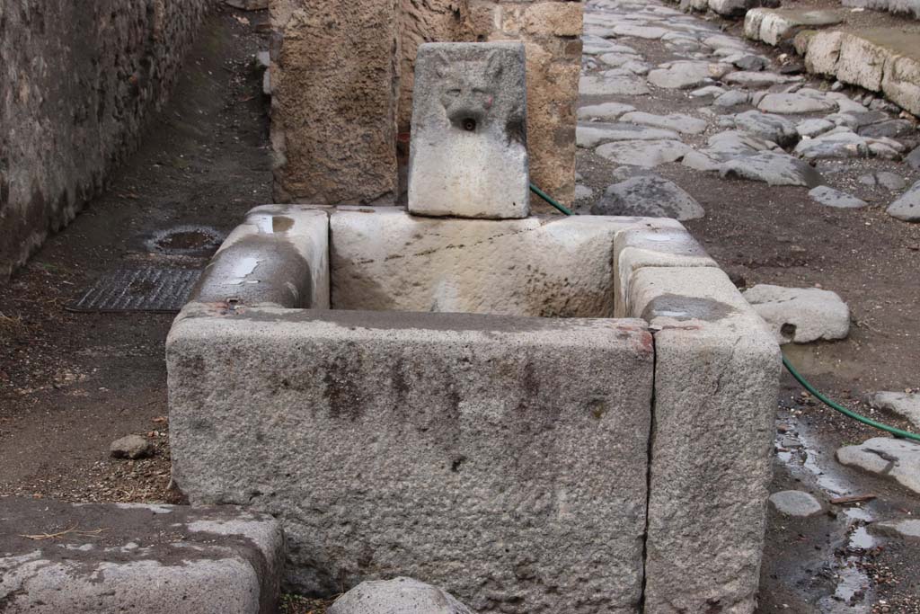 Via del Vesuvio (Via Stabiana). October 2020. Fountain on west side of road, near VI.16.3. Photo courtesy of Klaus Heese.