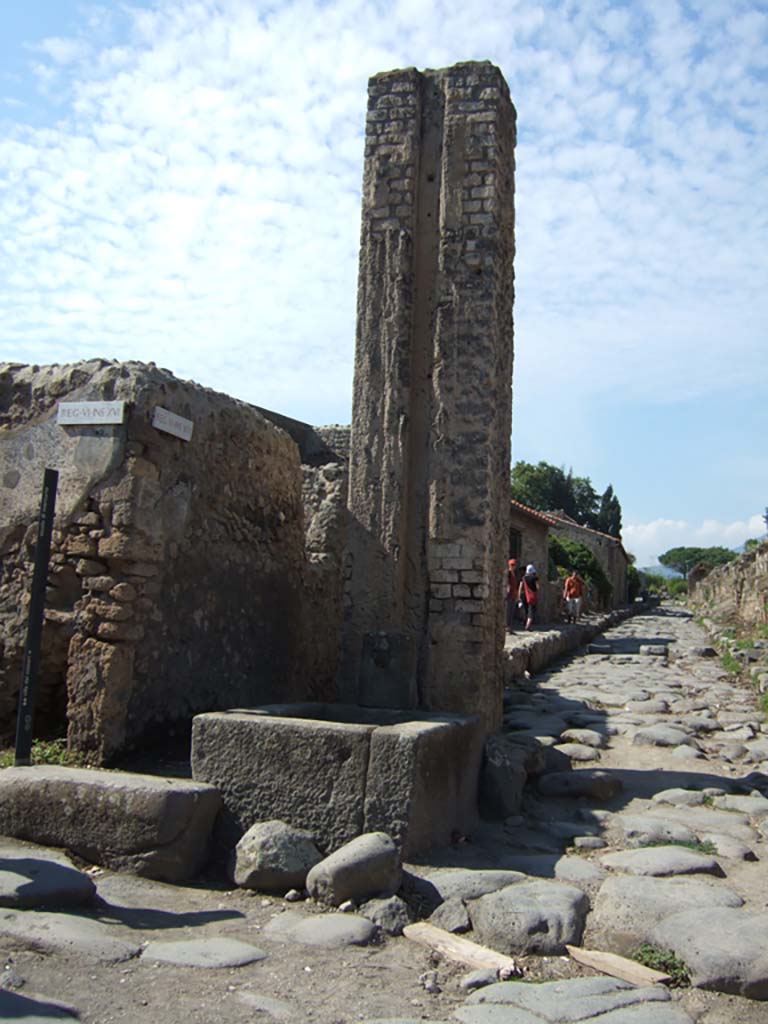 Via del Vesuvio (Via Stabiana). September 2005. West side near VI.16.3.
Looking north from crossroads with Vicolo di Mercurio and Vicolo delle Nozze d’Argento.