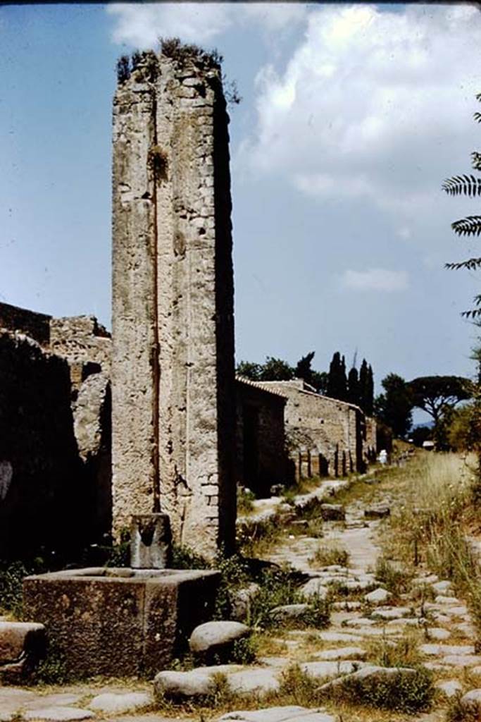 Via del Vesuvio (Via Stabiana). 1959. West side near VI.16.3. Looking north from crossroads with Vicolo di Mercurio and Vicolo delle Nozze d’Argento. Photo by Stanley A. Jashemski.
Source: The Wilhelmina and Stanley A. Jashemski archive in the University of Maryland Library, Special Collections (See collection page) and made available under the Creative Commons Attribution-Non Commercial License v.4. See Licence and use details.
J59f0424