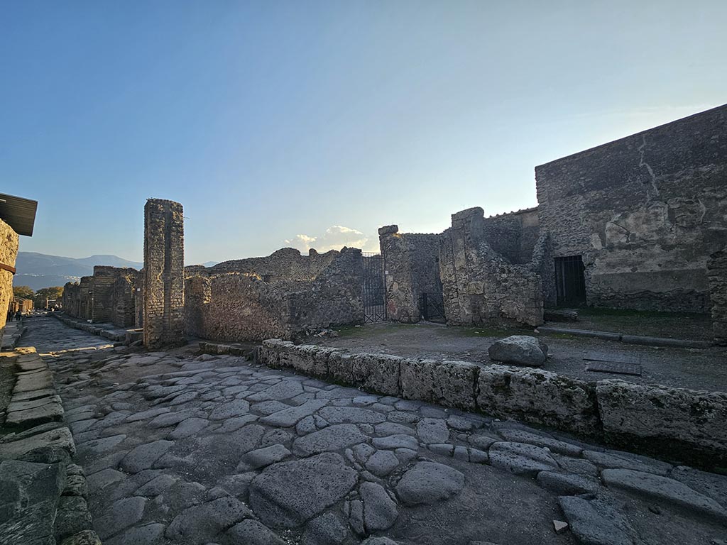 Via del Vesuvio, Pompeii. November 2024.
Looking south-west towards VI.16, on right. On the left is the road continuation towards Via Stabiana. Photo courtesy of Annette Haug