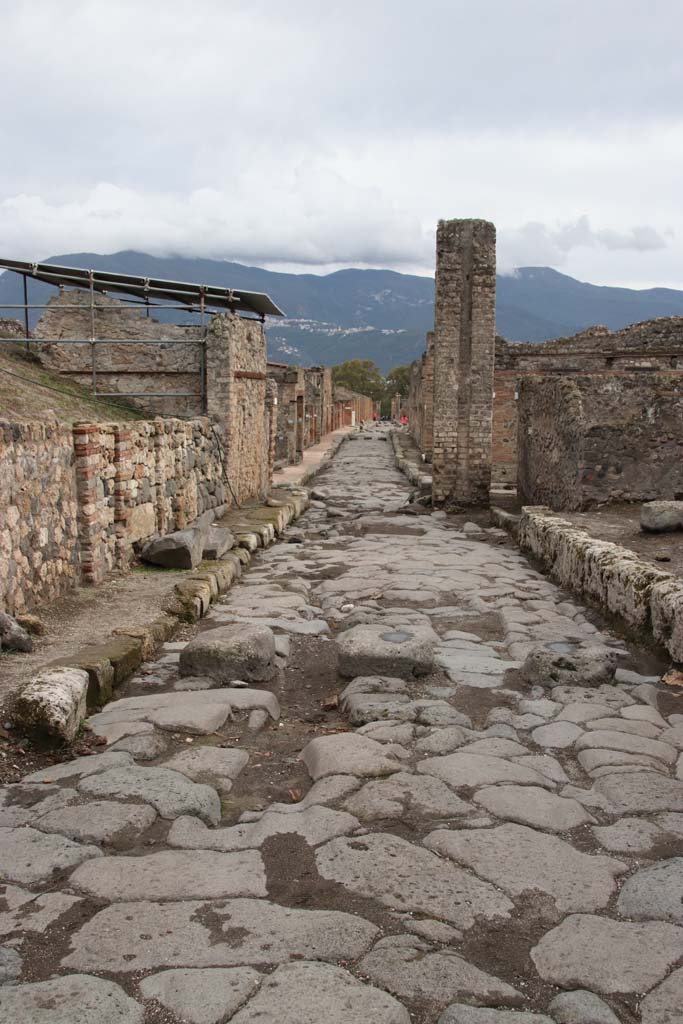 Via del Vesuvio, October 2020.
Looking south from between V.6 and VI.16. Photo courtesy of Klaus Heese.