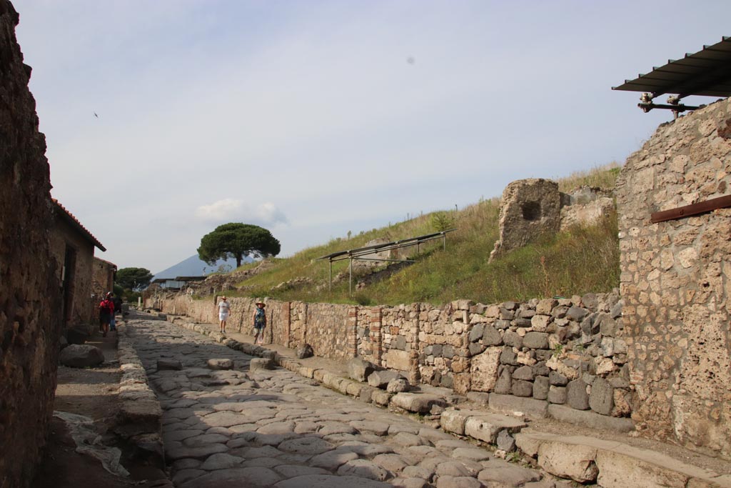 Via del Vesuvio, Pompeii. October 2022.
Looking north along east side of roadway, from VI.16.7, on left. Photo courtesy of Klaus Heese.