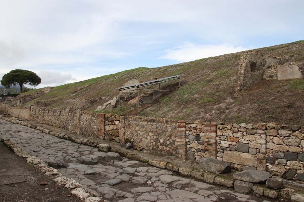 Via del Vesuvio, east side, Pompeii. October 2020.
Looking north along east side of roadway, insula 6 of Reg. V. Photo courtesy of Klaus Heese.