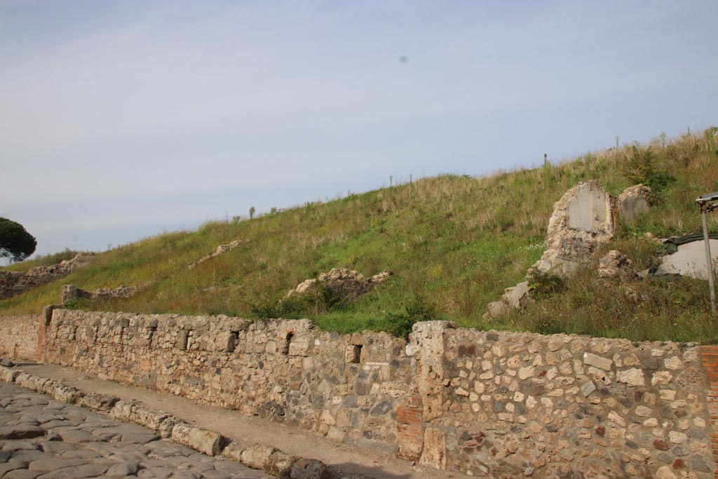 Via del Vesuvio, east side, Pompeii. October 2022.
Looking towards wall of V.6.5, centre left, with V.6.4, on right. Photo courtesy of Klaus Heese.