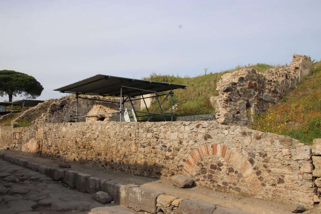 Via del Vesuvio, east side, Pompeii. October 2022.
Looking north-east towards front façade of V.6.7, from V.6.6 on right. Photo courtesy of Klaus Heese.