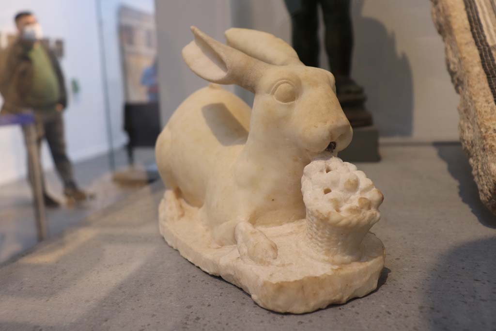 Via del Vesuvio, Pompeii. February 2021.
Marble rabbit, found in front of a fountain in V.6.7, on display in Antiquarium. Photo courtesy of Fabien Bièvre-Perrin (CC BY-NC-SA).
See Kuivalainen, I., 2021. The Portrayal of Pompeian Bacchus. Commentationes Humanarum Litterarum 140. Helsinki: Finnish Society of Sciences and Letters, D16: p. 138.