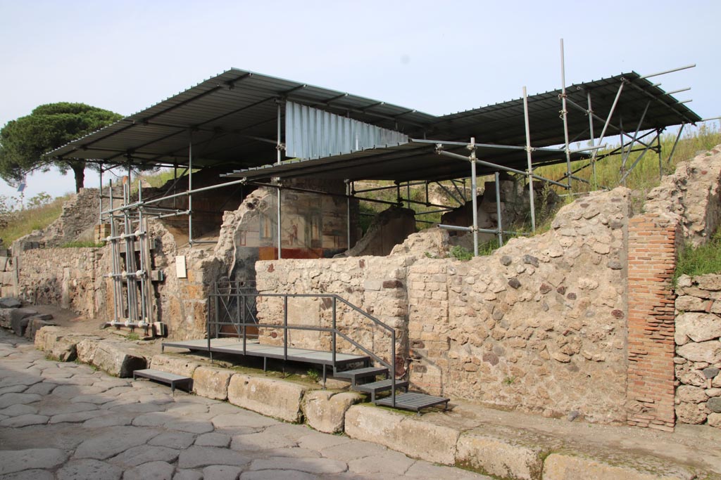 Via del Vesuvio, east side, Pompeii. October 2022.  Looking towards entrance doorway of V.6.12, in centre. Photo courtesy of Klaus Heese.