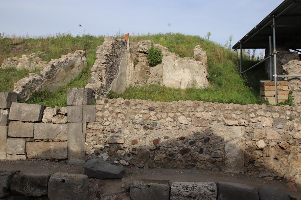 Via del Vesuvio, east side, Pompeii. October 2022.
Looking east towards area on south side of entrance doorway, on left. Photo courtesy of Klaus Heese.