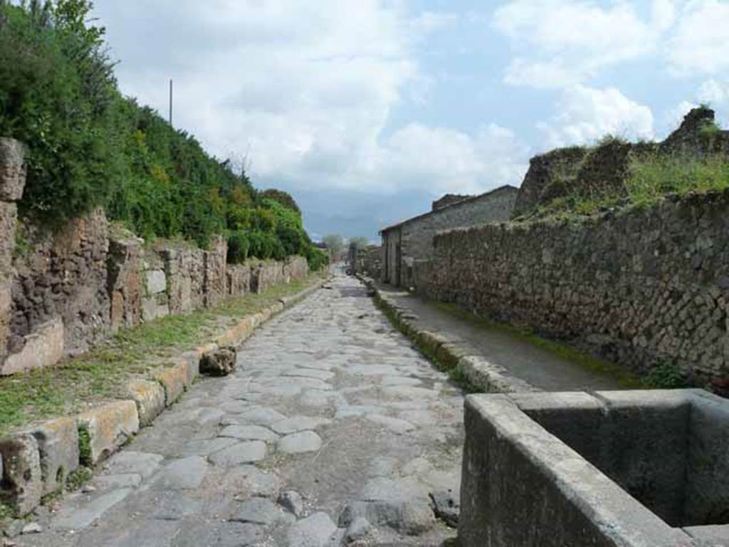 Via del Vesuvio, May 2010. Looking south between V.6 and VI.16, from north of VI.16.18.