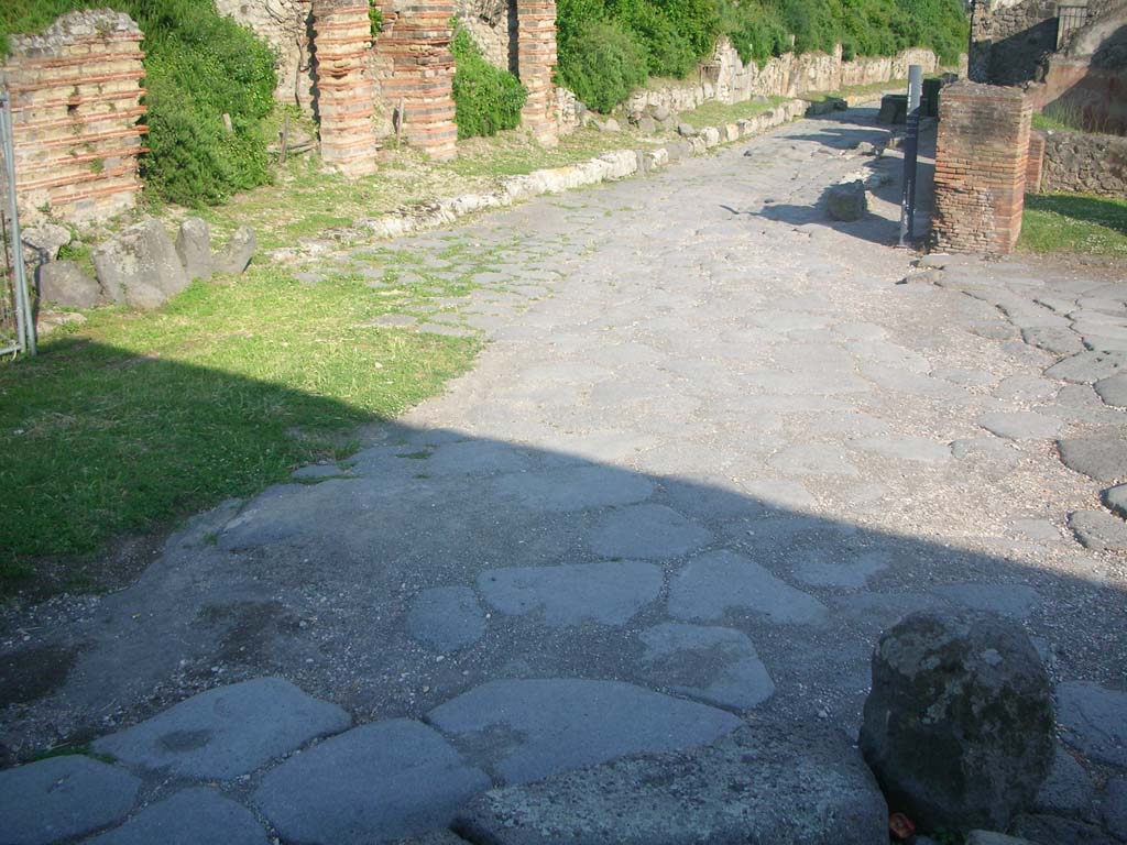 Via del Vesuvio, Pompeii. May 2010. Looking south from Vesuvian gate. Photo courtesy of Ivo van der Graaff.