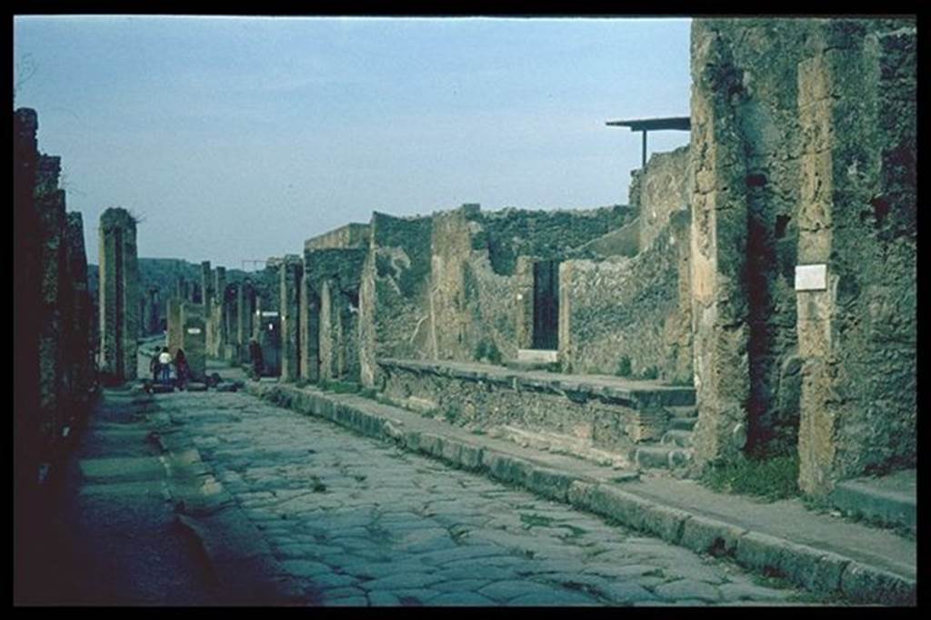 Via dell’Abbondanza between I.4 and IX.1. North side. Looking west past IX.1.20.   Photographed 1970-79 by Günther Einhorn, picture courtesy of his son Ralf Einhorn.
