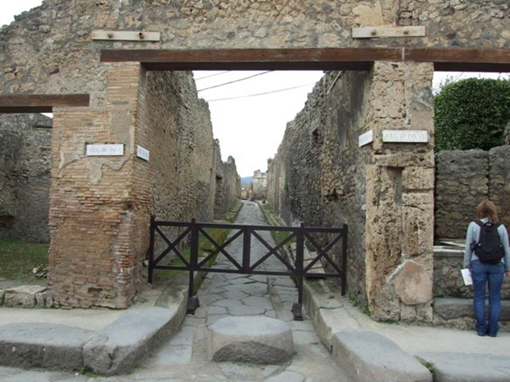 Via dell’Abbondanza.  North side. Vicolo di Tesmo between IX.1 and IX.7. March 2009.