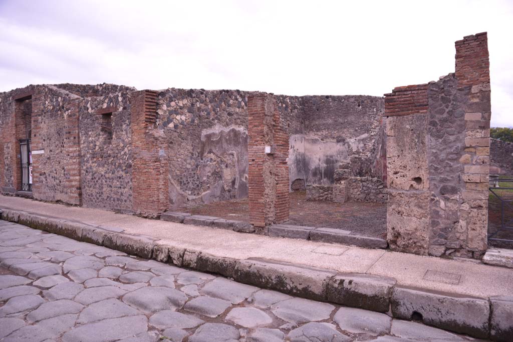 Via dell’Abbondanza, south side, with I.4.25, on left. October 2019. Looking south-east to entrance doorways. 
Foto Tobias Busen, ERC Grant 681269 DÉCOR.
