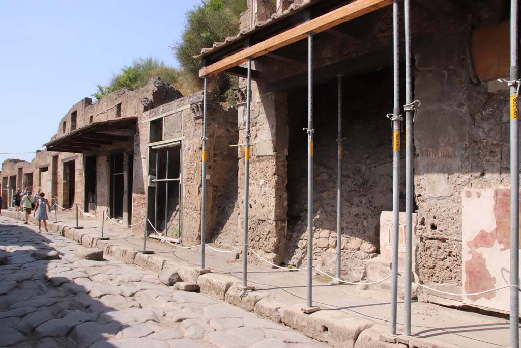 Via dell’Abbondanza, September 2019. Looking west along north side of insula IX.7, from near IX.7.2 a workshop, on right.
Photo courtesy of Klaus Heese.


