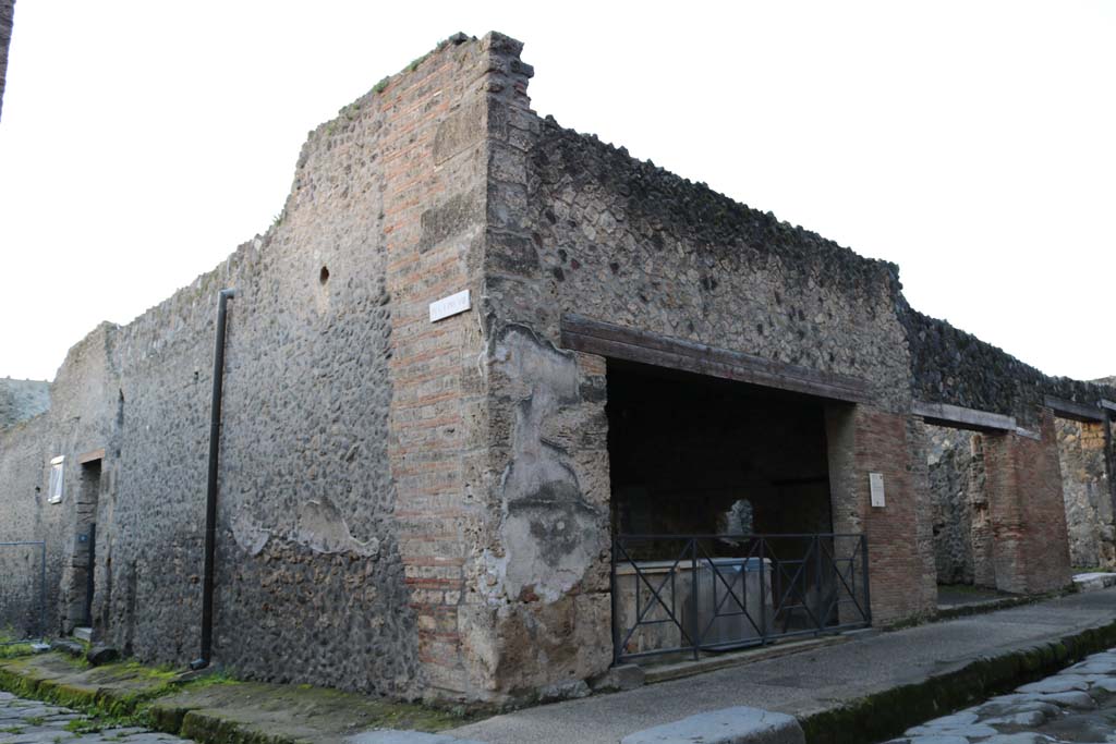 Via dell’Abbondanza, Pompeii. December 2018. 
Looking south-west towards corner, with I.8.9, on left, and I.8.8, centre right. Photo courtesy of Aude Durand.
