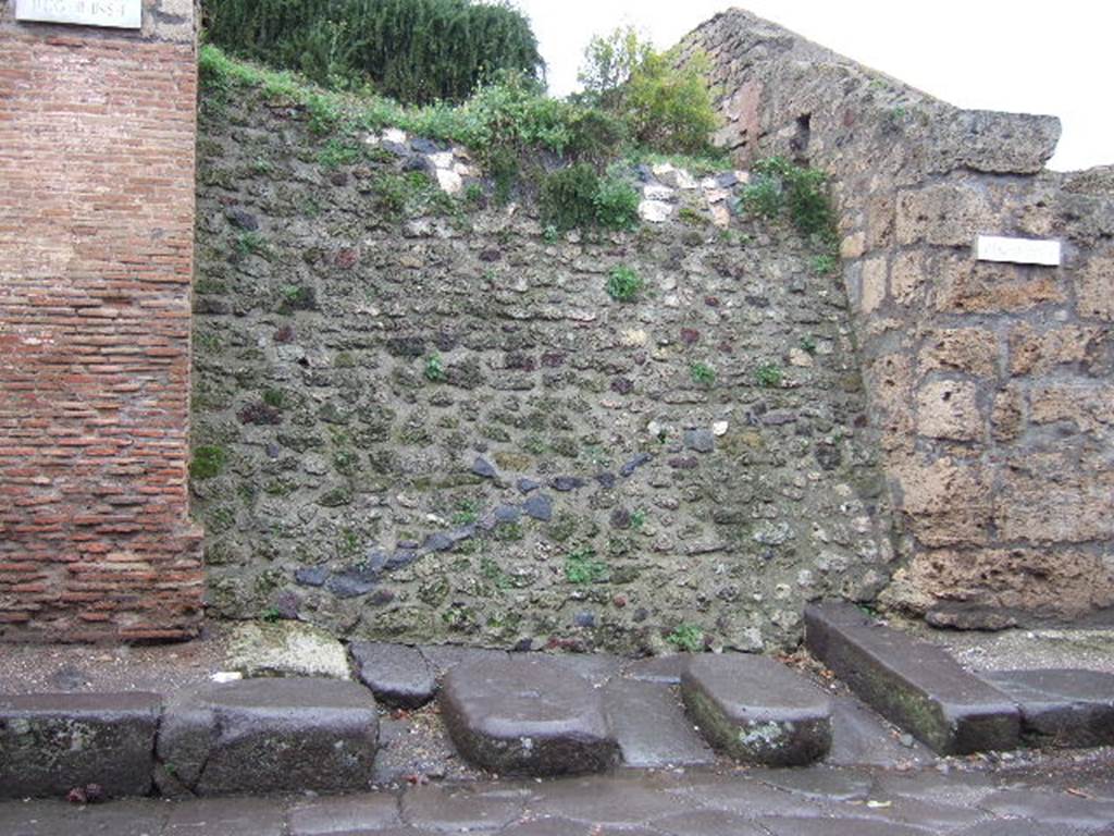 Via dell’ Abbondanza. North side. Unnamed vicolo between III.1 and III.2.  Looking north from junction. December 2005.