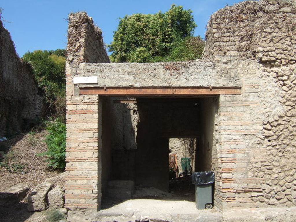 Via dell’ Abbondanza. North side. III.5.1 on east corner of junction with unnamed vicolo. September 2005.