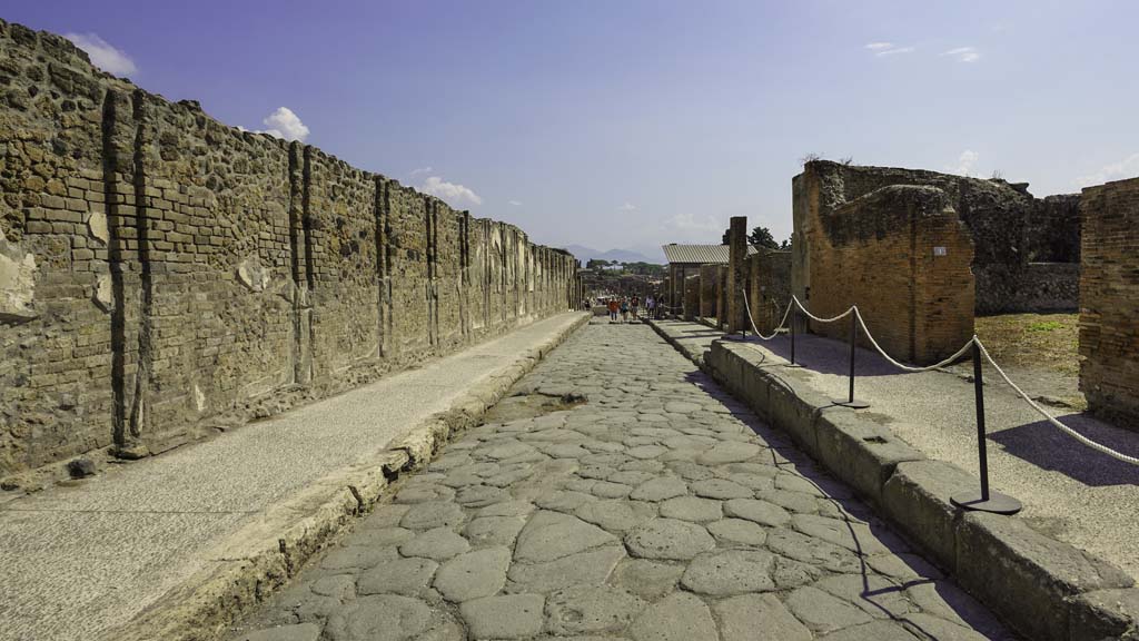 Via dell’Abbondanza, August 2021. Looking east between VII.9 and VIII.3. Photo courtesy of Robert Hanson.