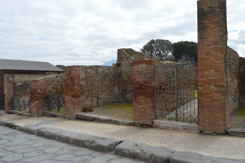 Via dell’Abbondanza, south side, March 2018. Looking east from VIII.3.4, on right.
Foto Taylor Lauritsen, ERC Grant 681269 DÉCOR.
