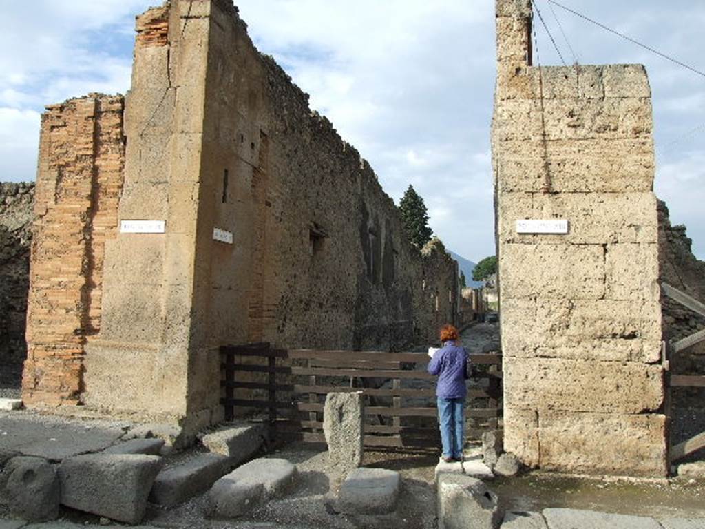 Via della Fortuna between VI.12 and VI.13. Looking north into Vicolo del Labirinto. December 2006.