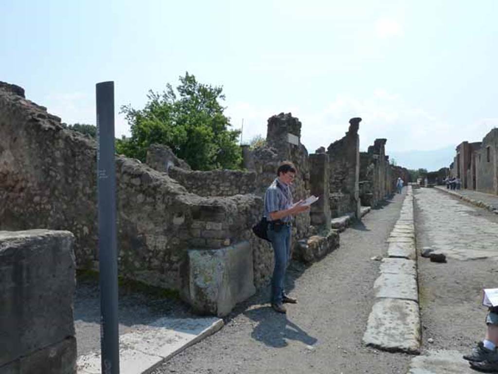 Via delle Scuole, east side. May 2010.  Looking south along VIII.3, from near VIII.3.31.