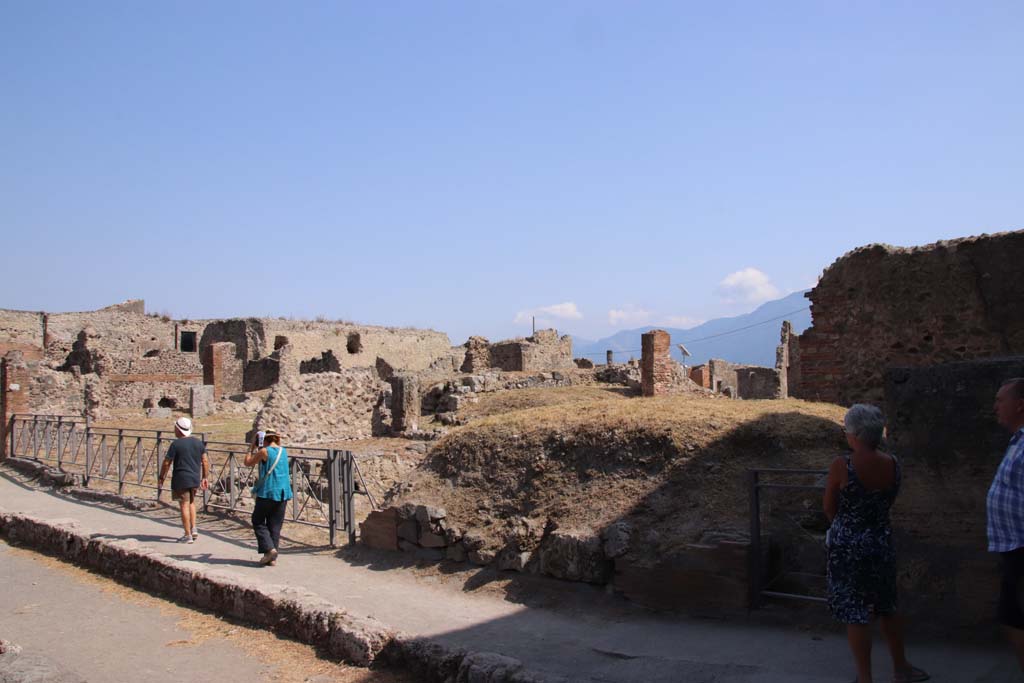 Via delle Terme, south side. September 2019. Looking south-east across VII.6, from VII.6.1, on right.
Photo courtesy of Klaus Heese.
