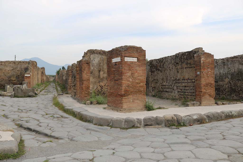 Via delle Terme, on right.  December 2018. Looking north at junction with Via Consolare. Photo courtesy of Aude Durand.
