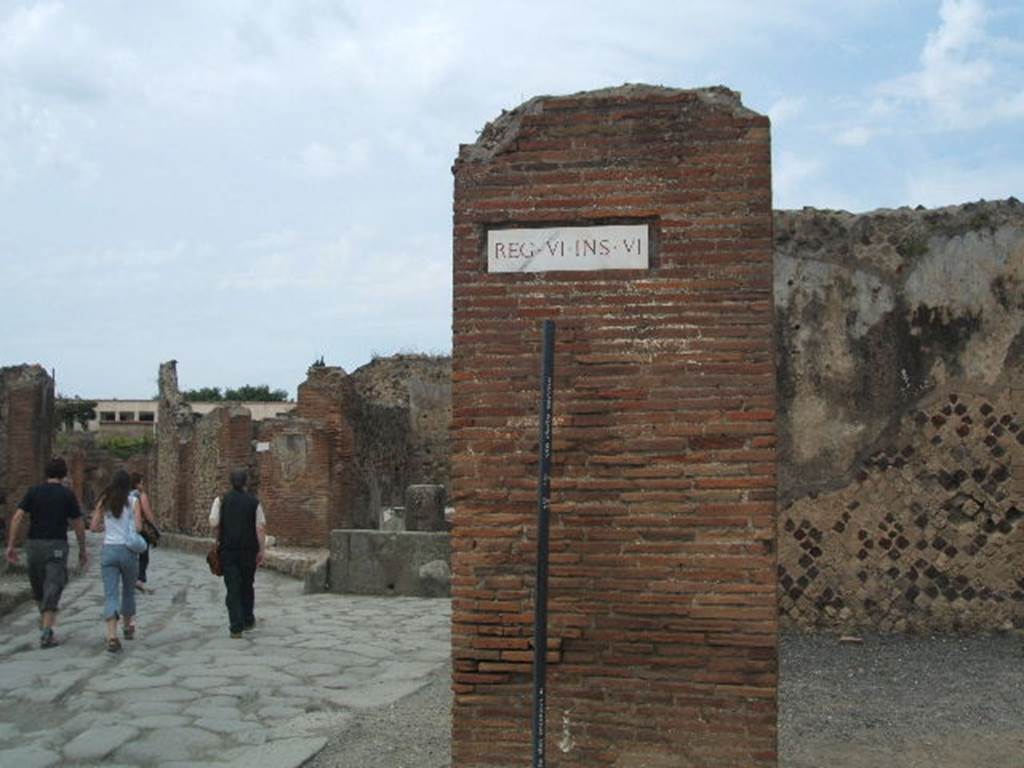 Via delle Terme. Looking north from junction with Via Consolare at VI.6.21. May 2005.
