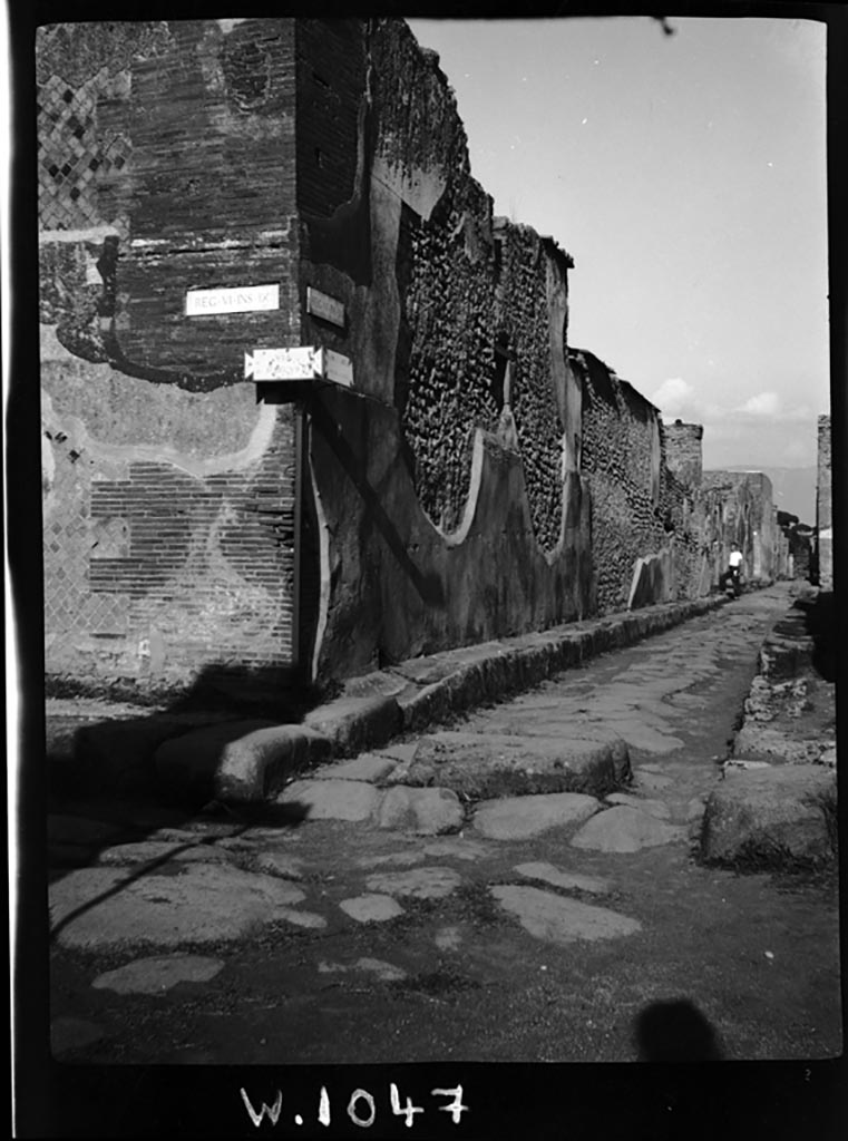 Via di Mercurio. W.1047. Looking east from crossroads with Vicolo di Mercurio between VI.9 and VI.10. 
Photo by Tatiana Warscher. Photo © Deutsches Archäologisches Institut, Abteilung Rom, Arkiv.  
