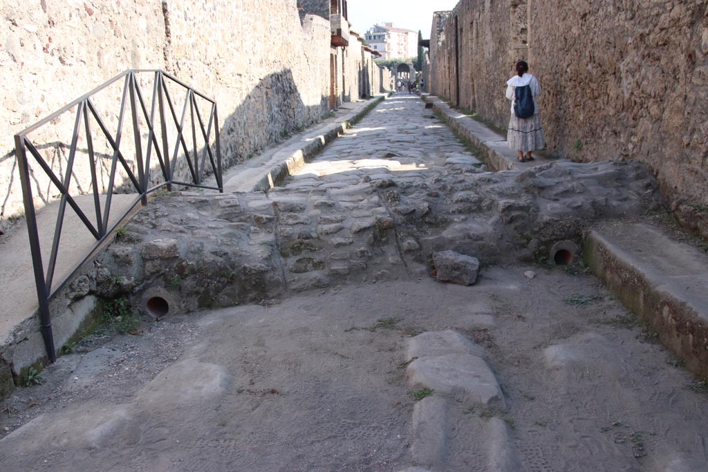 Via di Nocera, west side, December 2004. Looking west between I.20 and I.14, with 1.14.15 on the north side of the junction with Via della Palestra.