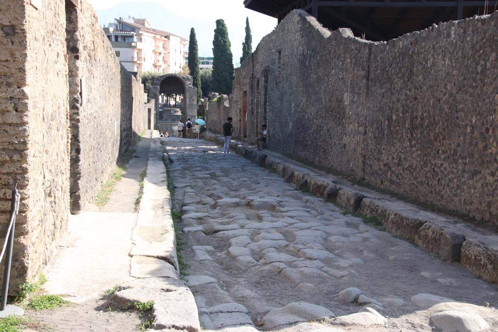 Via di Nocera, west side, December 2004. Looking west between I.20 and I.14, with 1.20.5 on the south side of the junction with Via della Palestra.