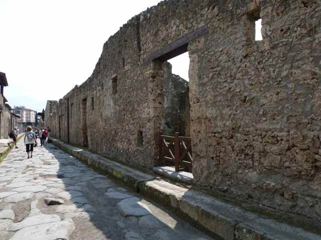 Via di Nocera, east side, May 2010. Looking south at junction with Via della Palestra, and II.8.