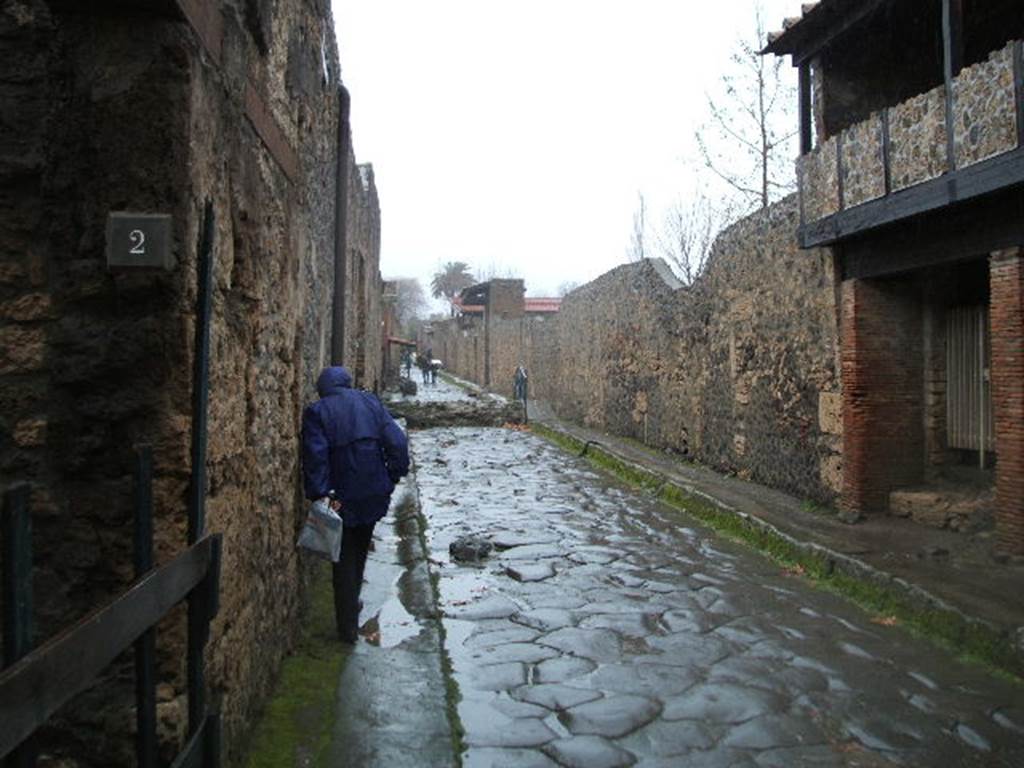 Via di Nocera, May 2010. Looking north between I.14 and II.9, from junction with Via della Palestra.
