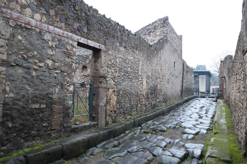 Via di Nocera, west side, December 2018. 
Looking north towards junction with Via dell’Abbondanza, from near I.13.6. Photo courtesy of Aude Durand.

