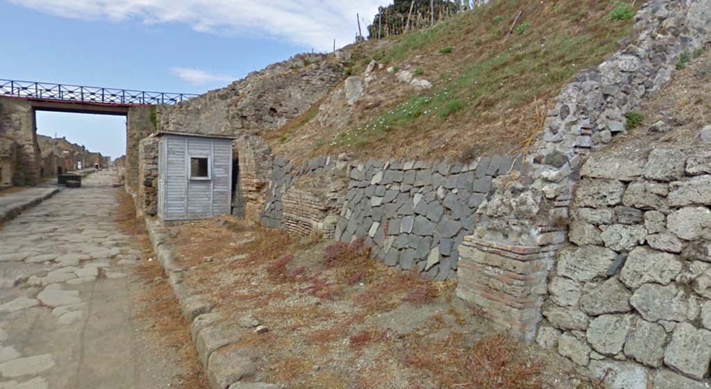 Via di Nola, north side, Pompeii. June 2019. 
Looking west along Insula IV.1, from IV.1.g at east end, with unexcavated roadway between IV.1 and IV.2, on right.
Foto Taylor Lauritsen, ERC Grant 681269 D�COR.
