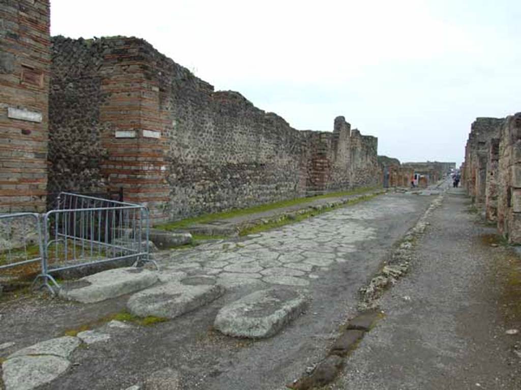 Via di Nola, north side, May 2010. Looking east along V.4 from V.4.1, near junction with Vicolo di Lucrezio Frontone.