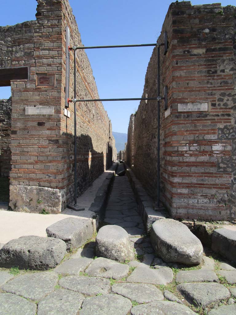 Via di Nola, May 2010. Looking east between V.4 and IX.9.