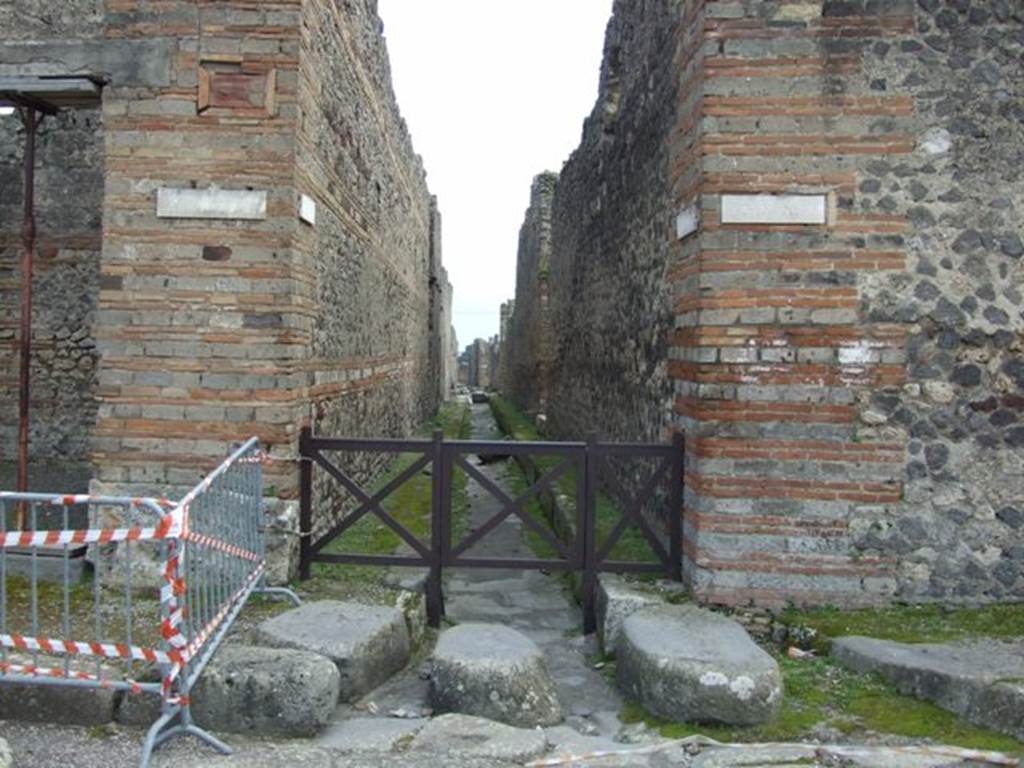Via di Nola between V.4 and IX.9. Looking east from crossroads with Vicolo di Lucrezio Frontone and unnamed vicolo. September 2004.
