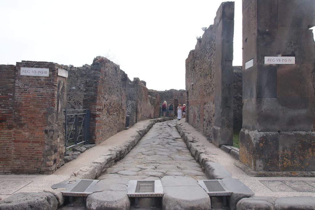 Vicolo Storto, between VII.3 and VII.4, October 2023.
Looking south from the junction with Via della Fortuna. Photo courtesy of Klaus Heese.