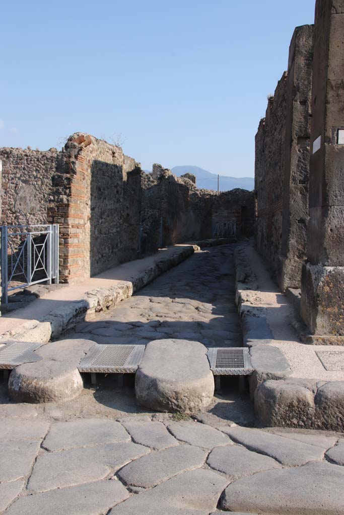 Vicolo Storto, between VII.3 and VII.4, September 2021.
Looking south from the junction with Via della Fortuna. Photo courtesy of Klaus Heese.