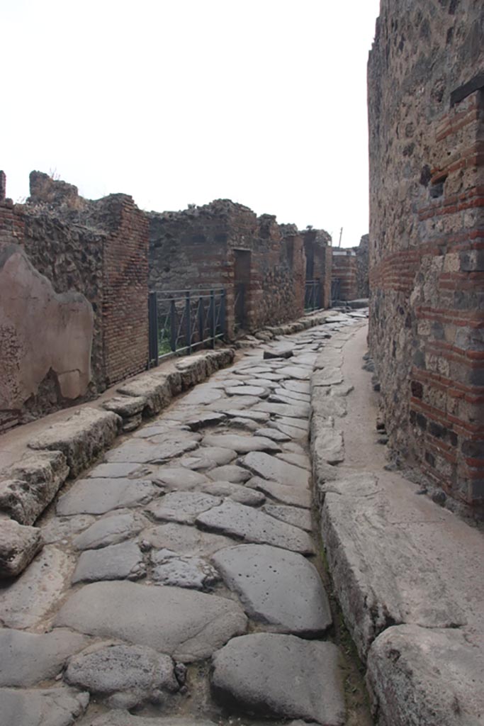 Vicolo Storto, Pompeii. October 2023.
Looking south between VII.3 and VII.4. Photo courtesy of Klaus Heese.