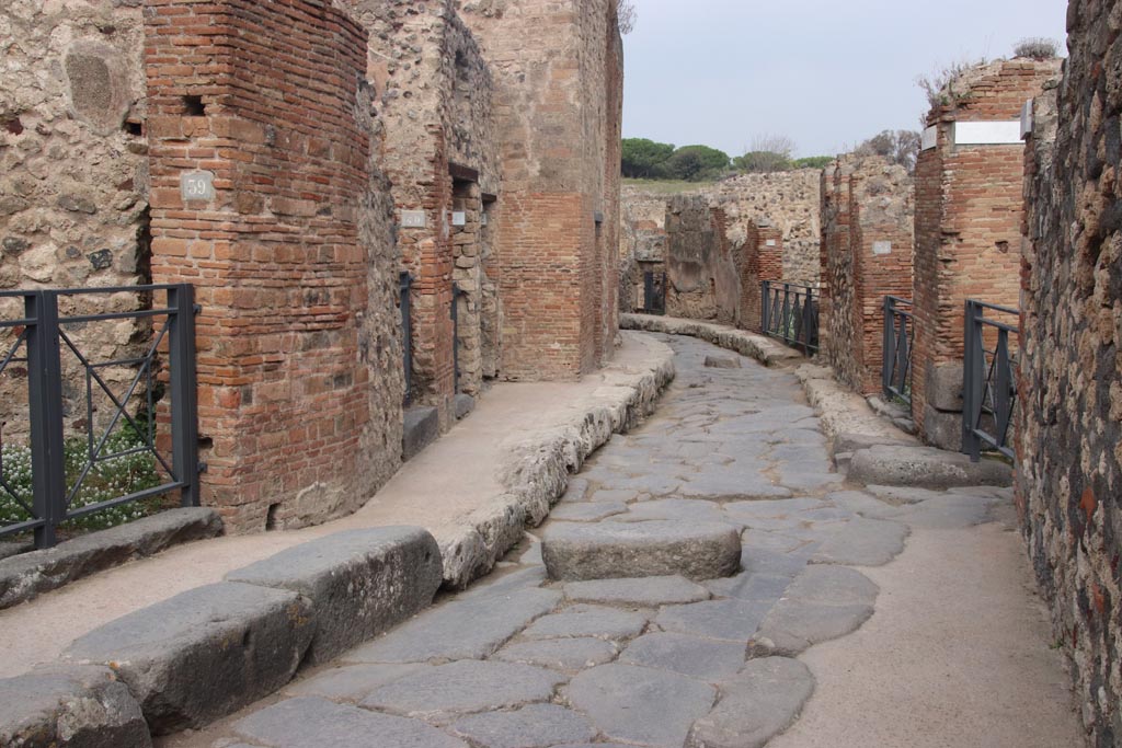 Vicolo Storto between VII.4 and VII.3, Pompeii. October 2023.
Looking north from junction with Vicolo del Panettiere. Photo courtesy of Klaus Heese.