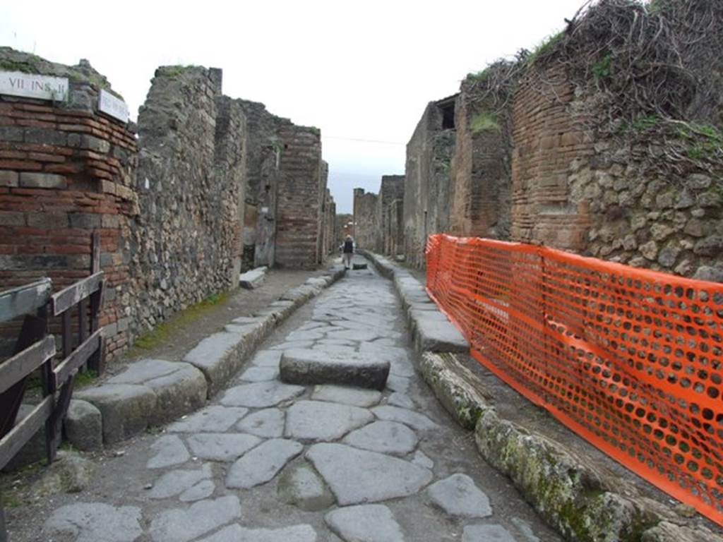 Vicolo Storto between VII.2 and VII.4. Looking south from junction with Vicolo del Panettiere. March 2009.