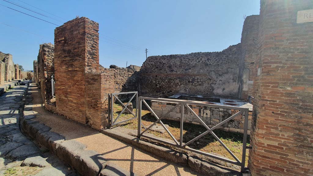 Vicolo Storto, Pompeii. July 2021. Looking north from VII.2.32, in centre.
Foto Annette Haug, ERC Grant 681269 DÉCOR.