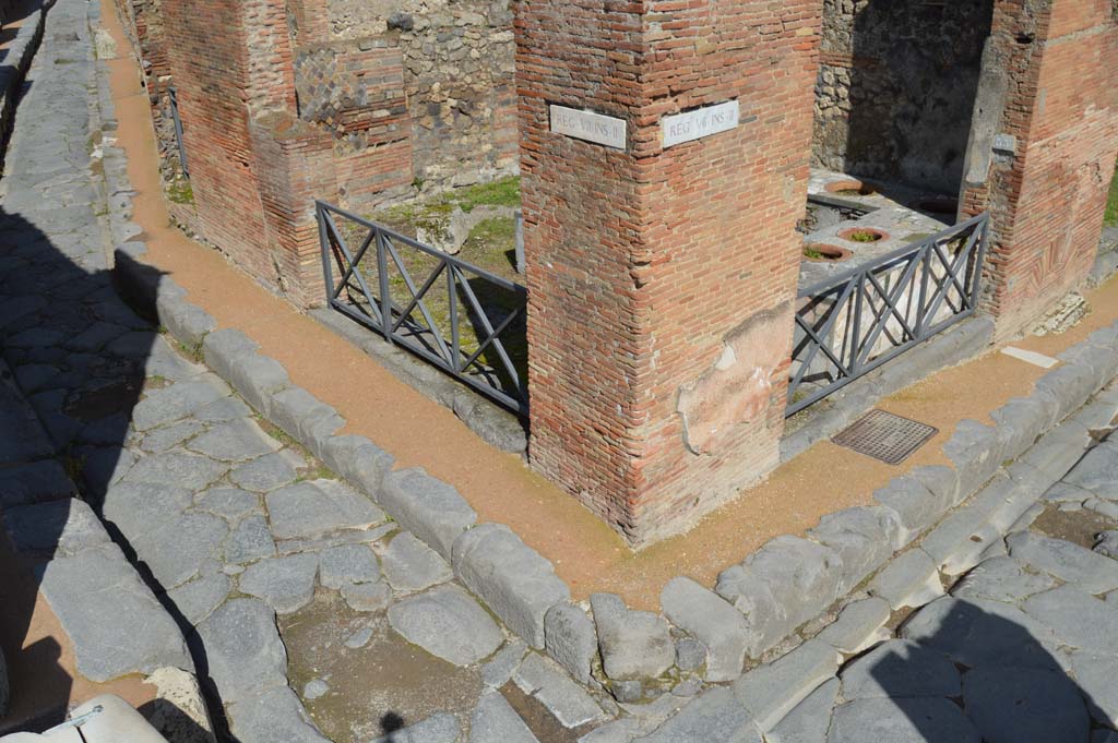 Vicolo Storto, Pompeii, on left, and VII.2.32, left of centre, with VII.2.33, on right. March 2018.
Looking towards entrances at junction of Vicolo Storto, on left and Via degli Augustali, on right.
Foto Taylor Lauritsen, ERC Grant 681269 DÉCOR.
