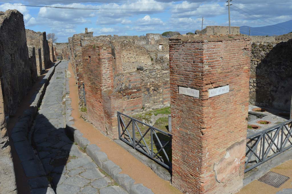 Vicolo Storto, Pompeii. March 2018.
Looking north along roadway from junction with Via degli Augustali, on right, at corner of VII.2.32/33.
Foto Taylor Lauritsen, ERC Grant 681269 DÉCOR.